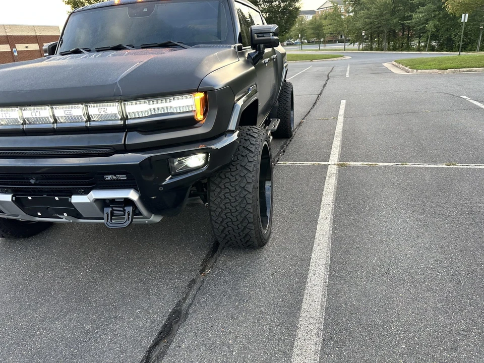 2023 GMC Hummer EV - Image 29 of 31