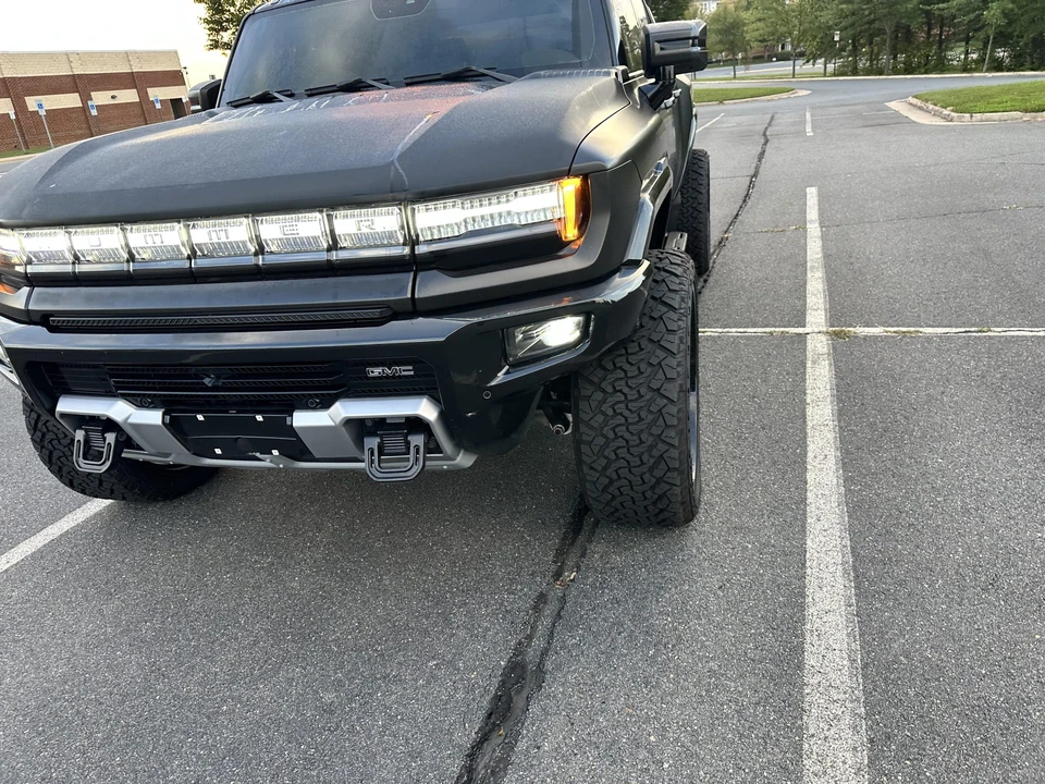 2023 GMC Hummer EV - Image 28 of 31