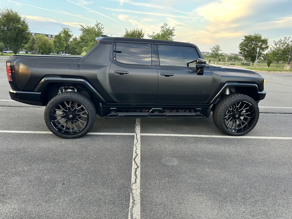 2023 GMC Hummer EV - Image 22 of 31