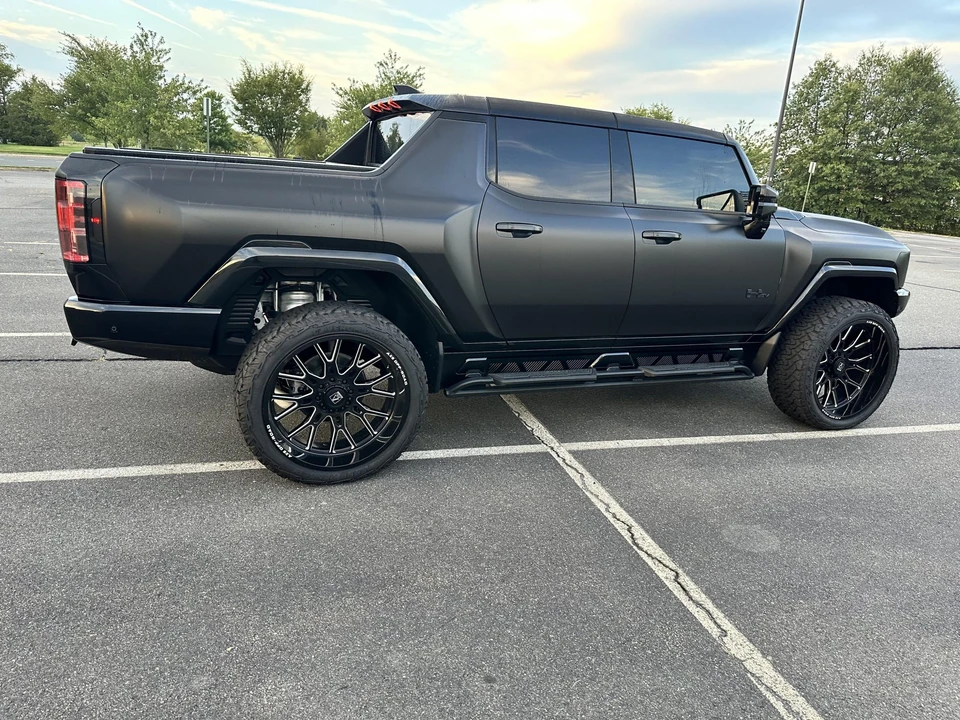 2023 GMC Hummer EV - Image 21 of 31