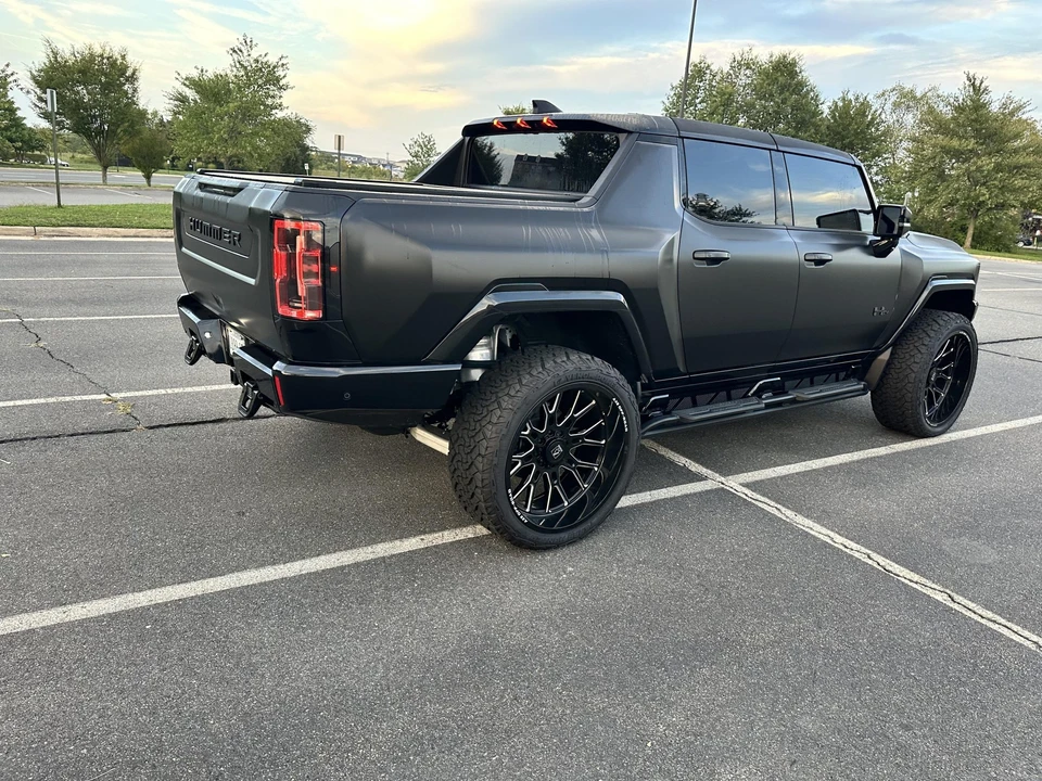 2023 GMC Hummer EV - Image 20 of 31
