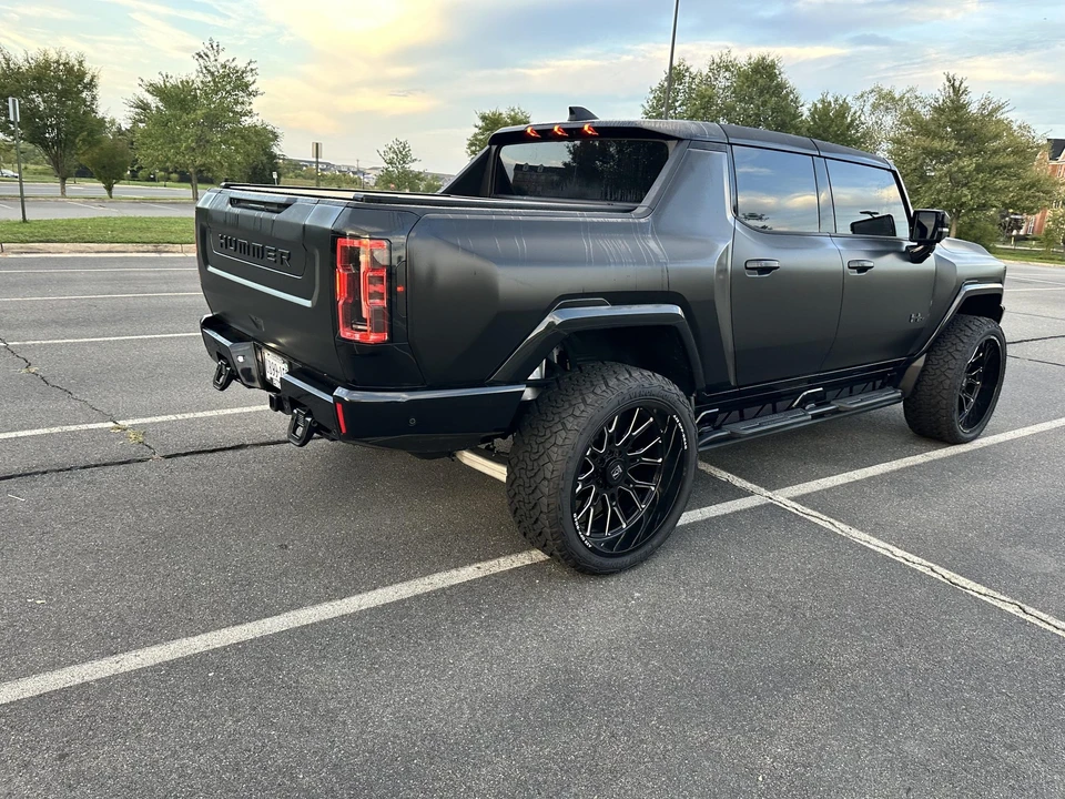 2023 GMC Hummer EV - Image 19 of 31