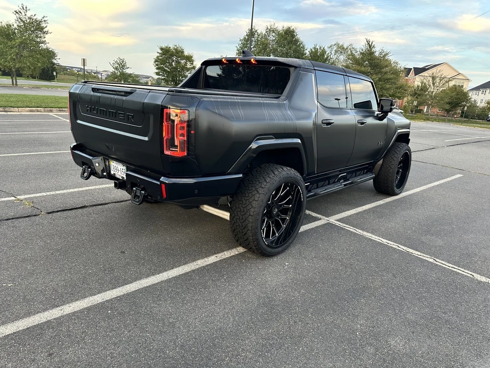 2023 GMC Hummer EV - Image 18 of 31