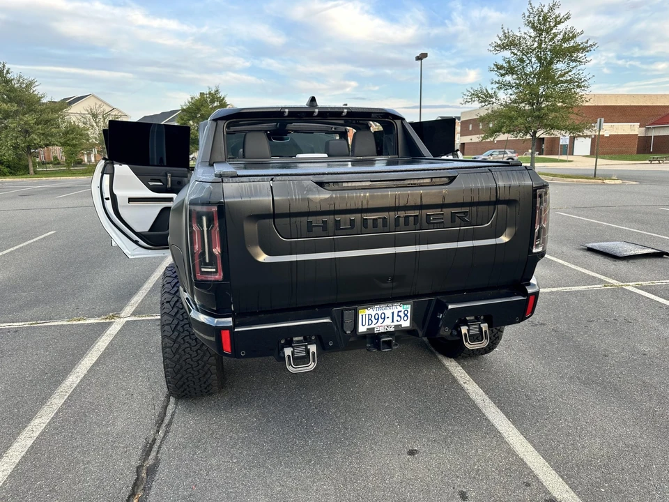 2023 GMC Hummer EV - Image 9 of 31