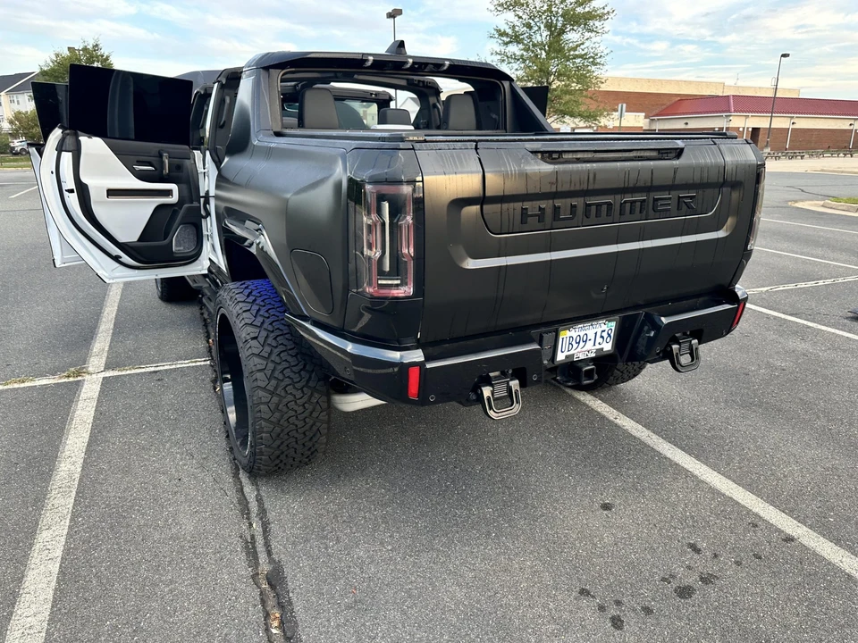 2023 GMC Hummer EV - Image 7 of 31