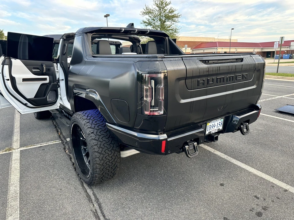 2023 GMC Hummer EV - Image 8 of 31