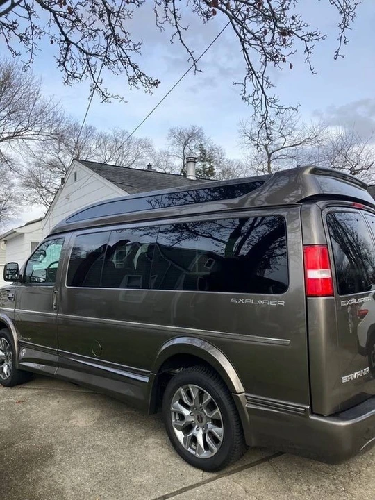 2023 GMC Savana - Image 5 of 12