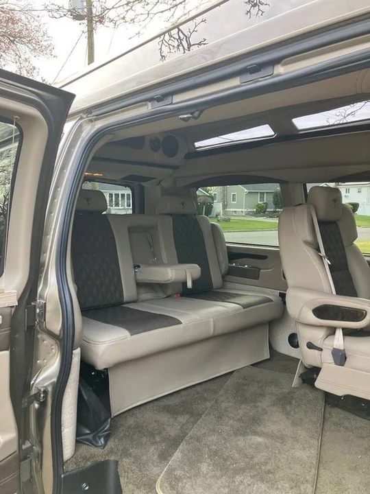 2023 GMC Savana - Image 9 of 12