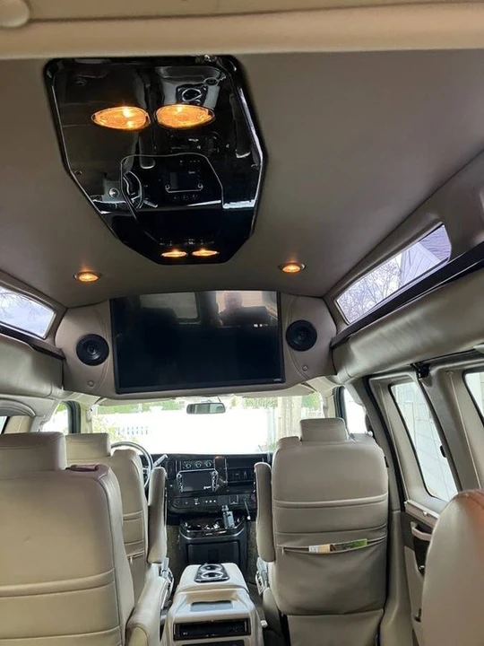 2023 GMC Savana - Image 10 of 12
