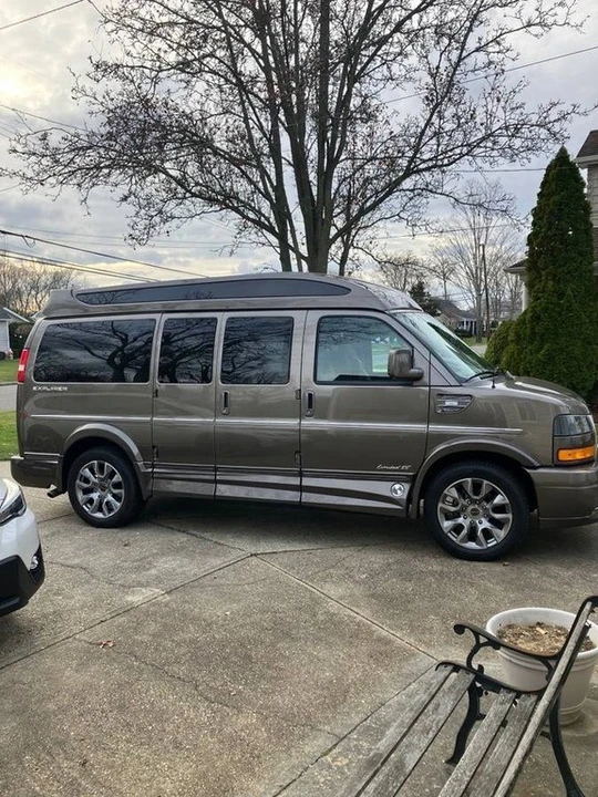 2023 GMC Savana - Image 4 of 12