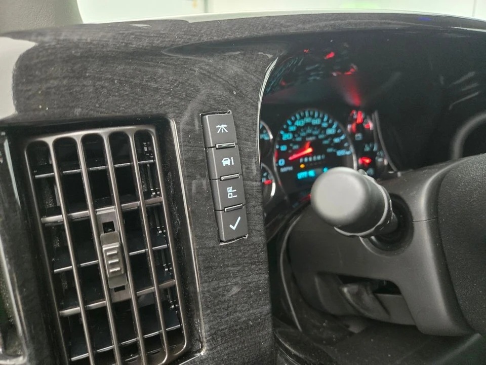 2023 GMC Savana - Image 19 of 21