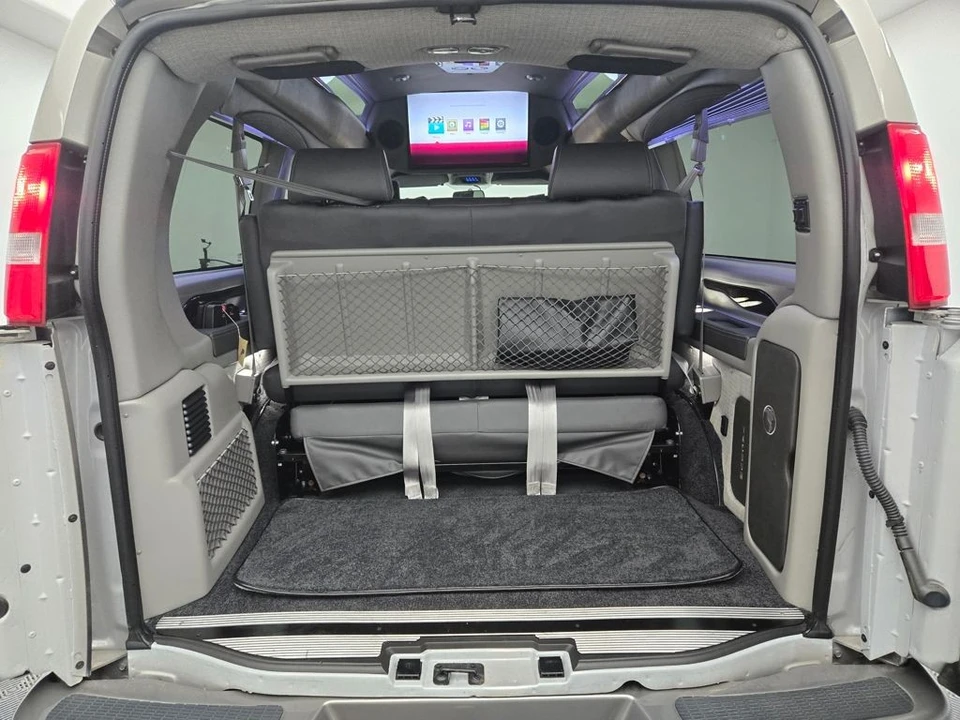 2023 GMC Savana - Image 6 of 21