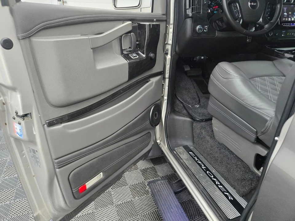 2023 GMC Savana - Image 14 of 21