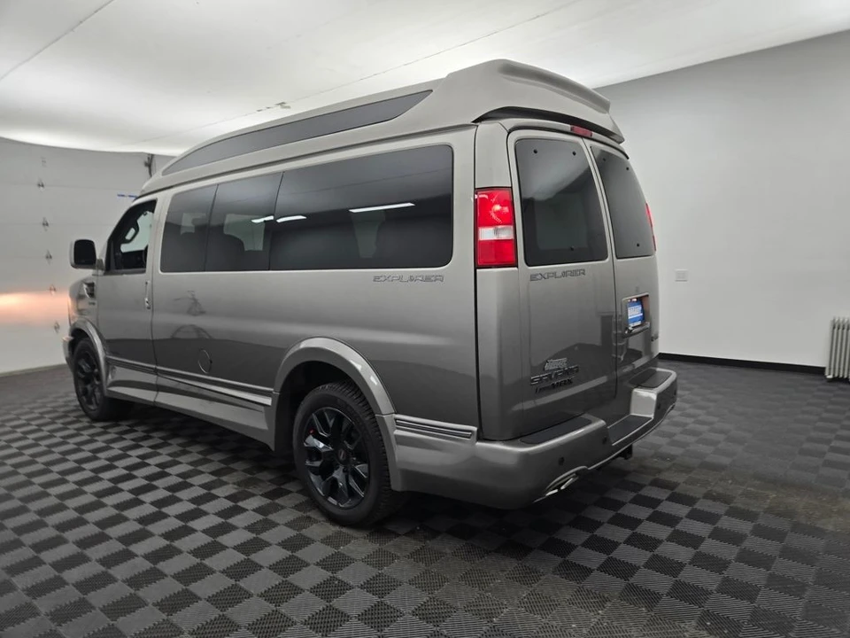 2023 GMC Savana - Image 10 of 21