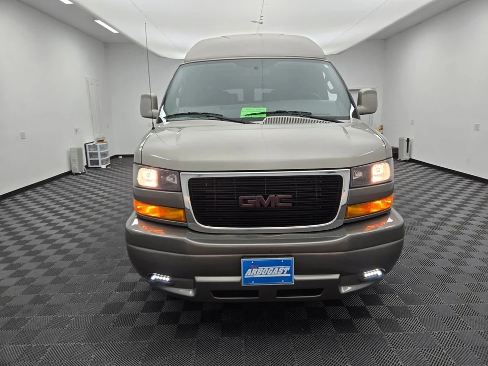 2023 GMC Savana - Image 12 of 21
