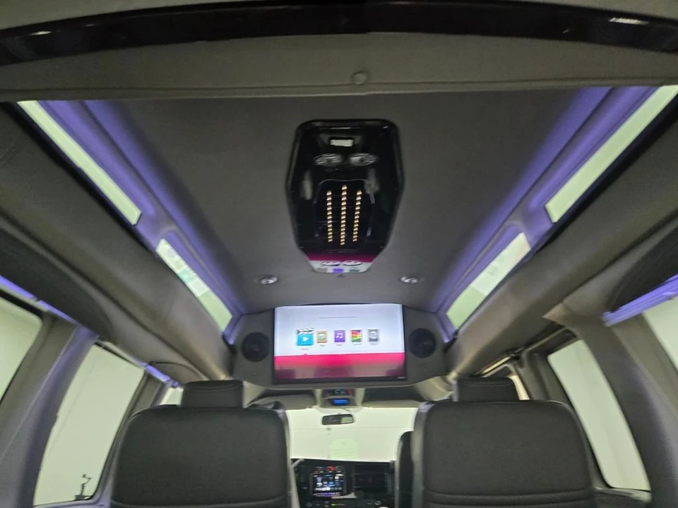 2023 GMC Savana - Image 9 of 21