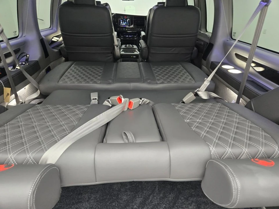2023 GMC Savana - Image 8 of 21