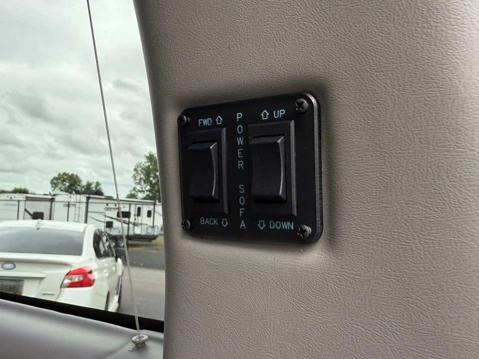 2023 GMC Savana - Image 8 of 21