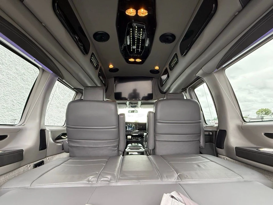2023 GMC Savana - Image 7 of 21