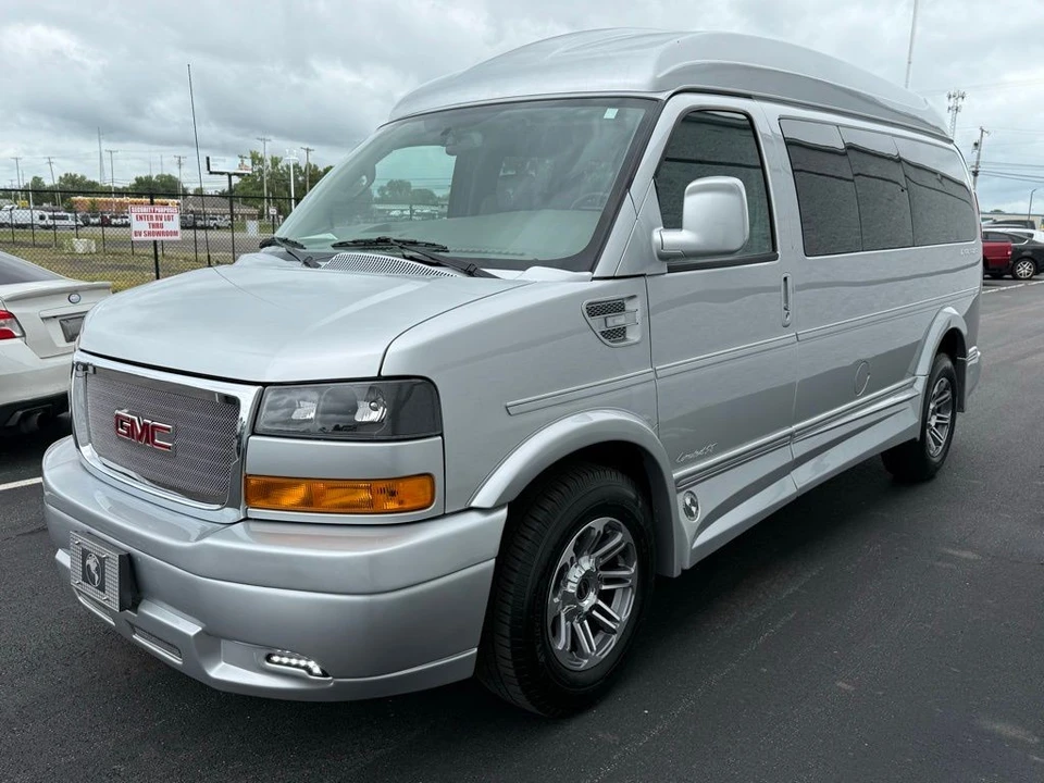 2023 GMC Savana - Image 10 of 21