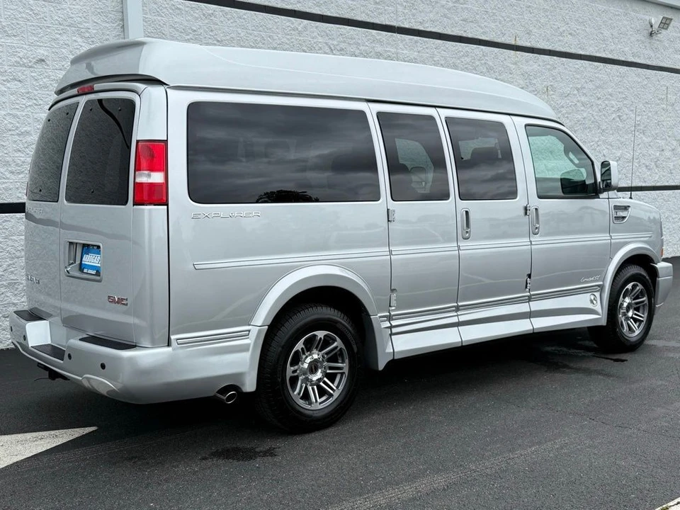 2023 GMC Savana - Image 3 of 21