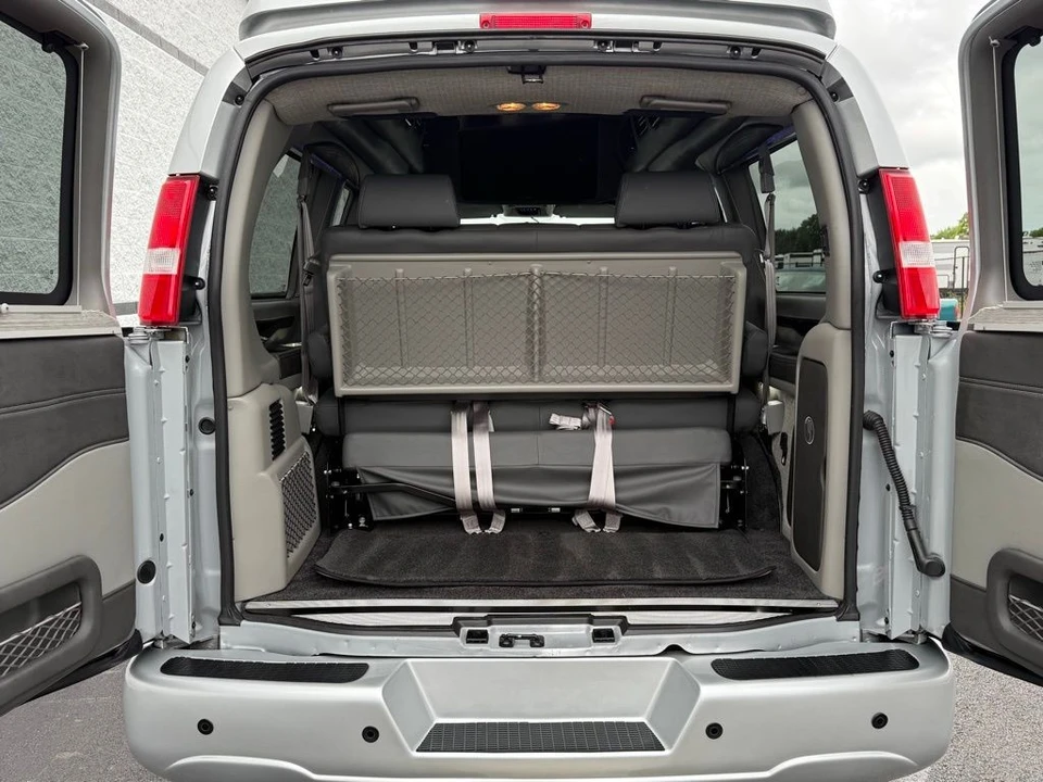 2023 GMC Savana - Image 5 of 21