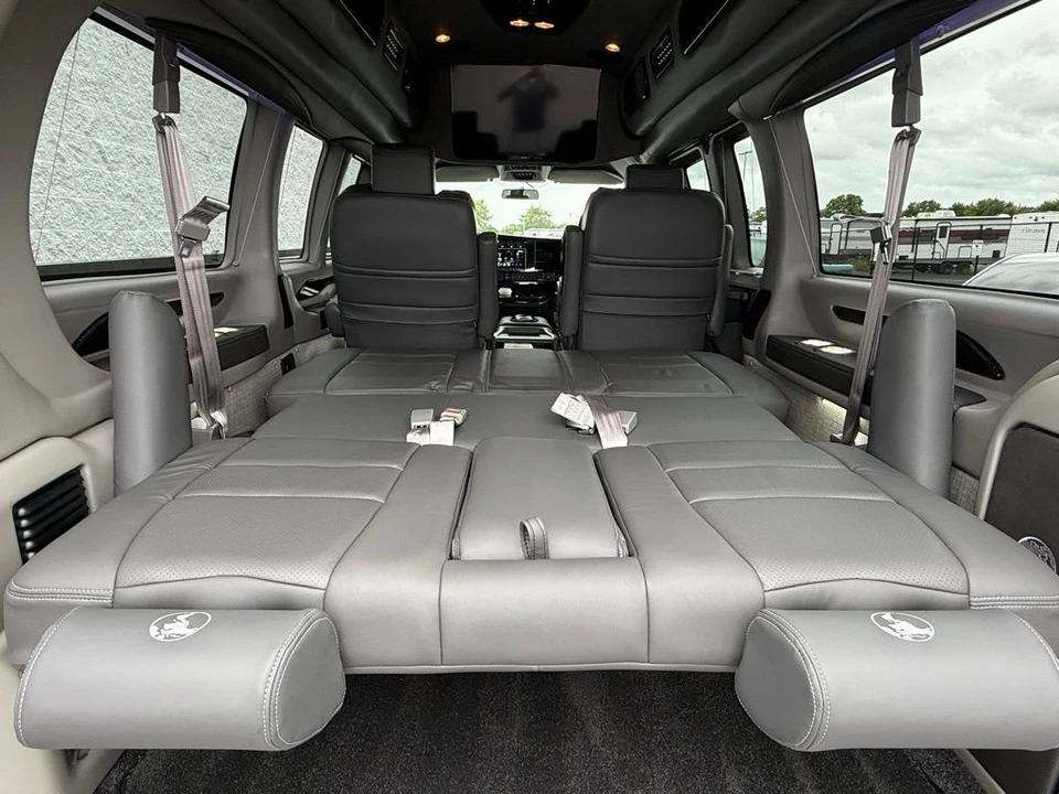 2023 GMC Savana - Image 6 of 21