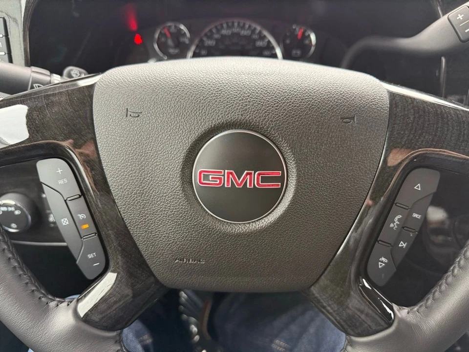 2023 GMC Savana - Image 18 of 21