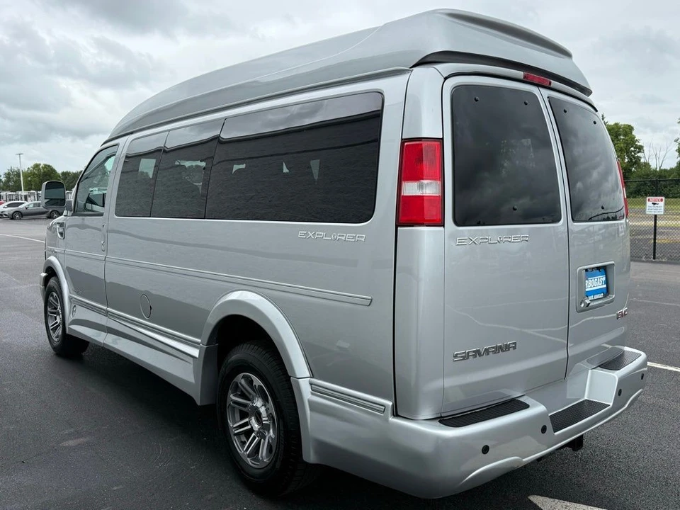 2023 GMC Savana - Image 9 of 21