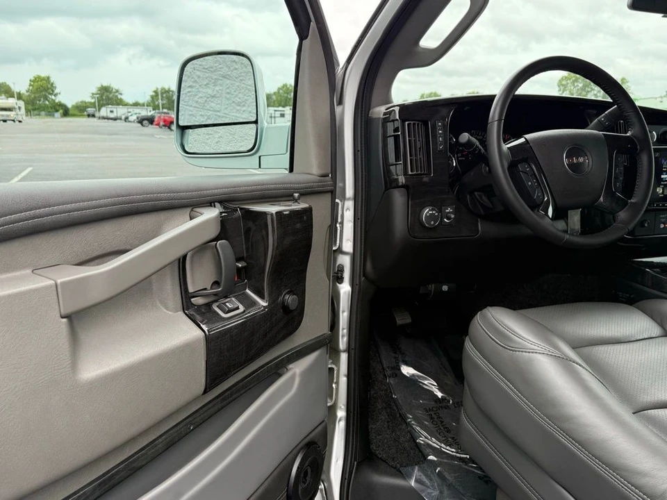 2023 GMC Savana - Image 13 of 21