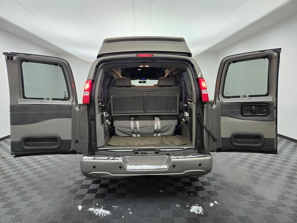 2023 GMC Savana - Image 6 of 21