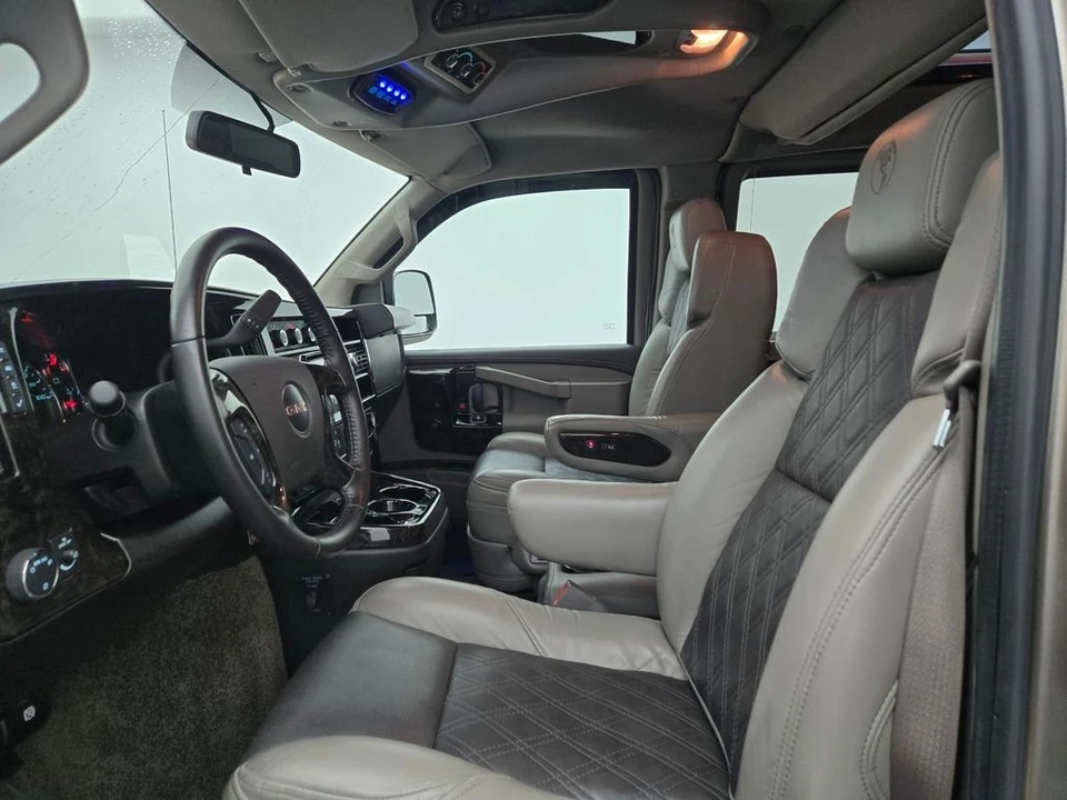 2023 GMC Savana - Image 16 of 21