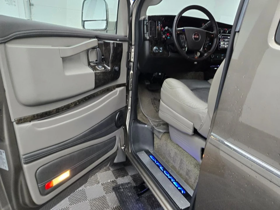 2023 GMC Savana - Image 15 of 21