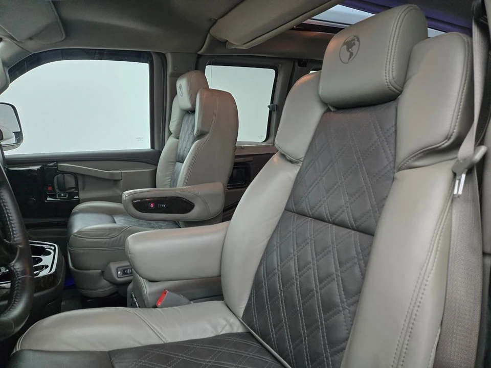 2023 GMC Savana - Image 17 of 21