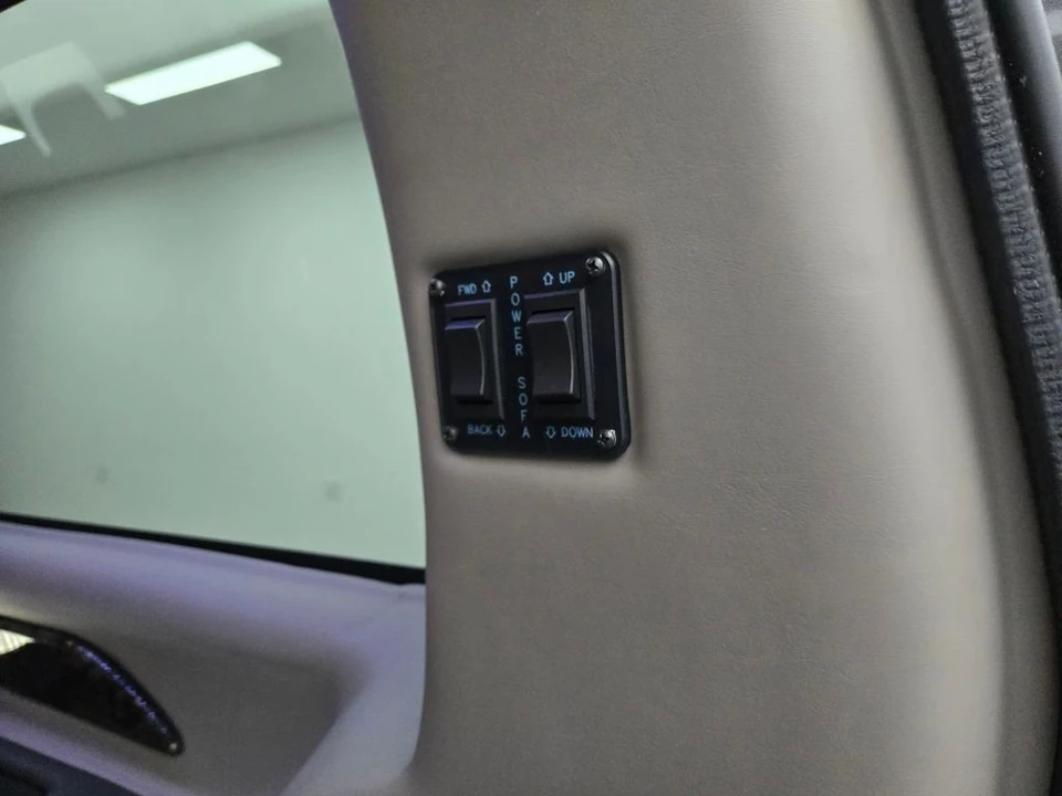 2023 GMC Savana - Image 8 of 12