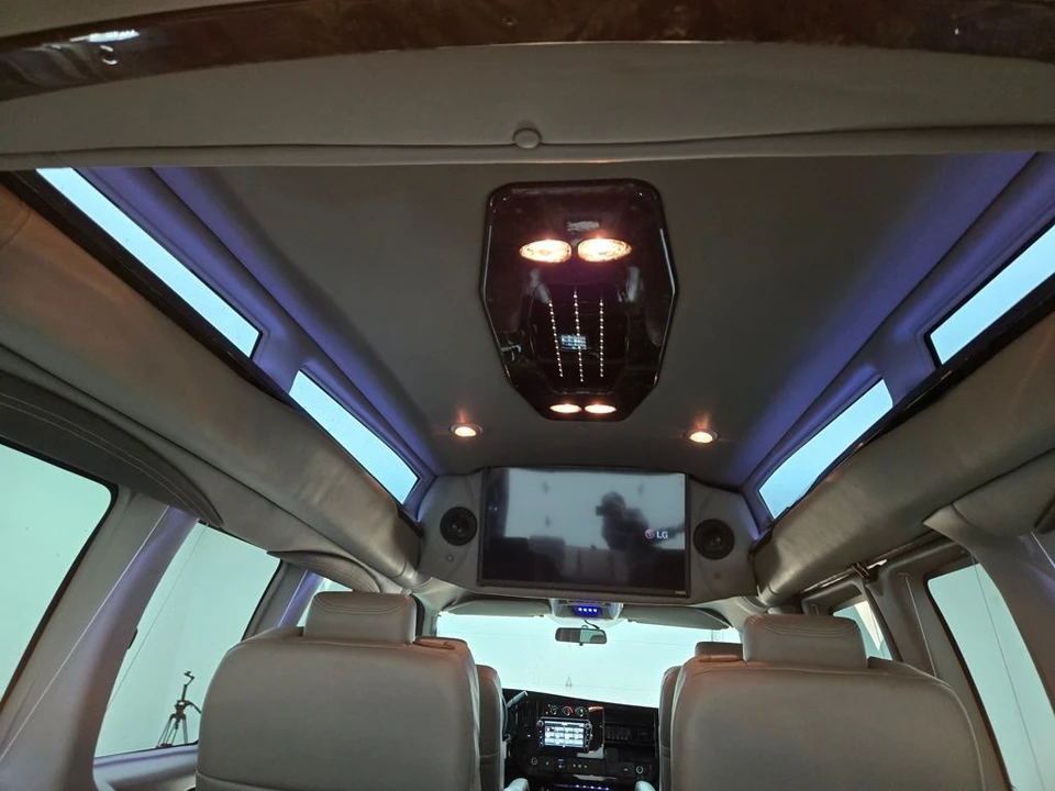 2023 GMC Savana - Image 10 of 21