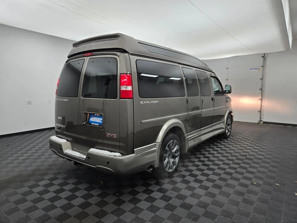 2023 GMC Savana - Image 3 of 21