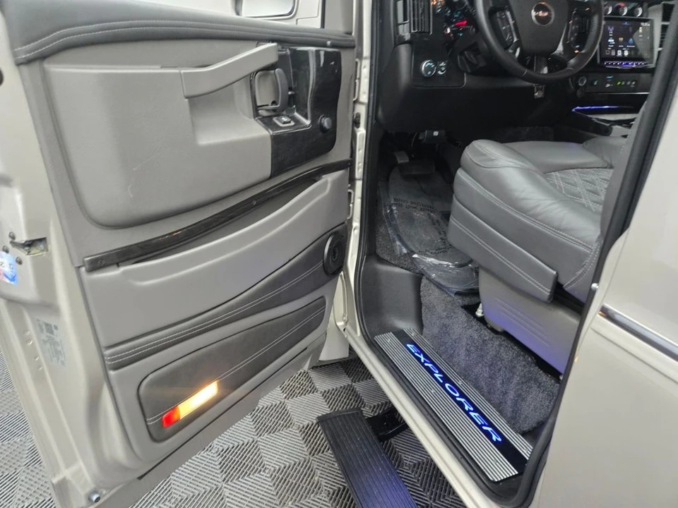 2023 GMC Savana - Image 14 of 21