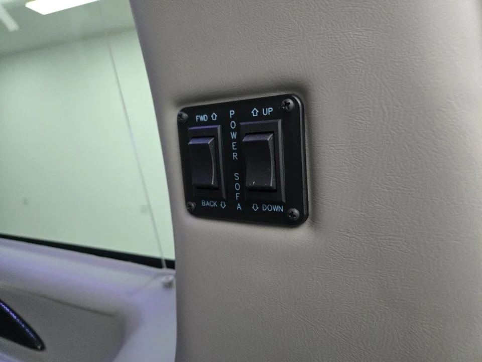 2023 GMC Savana - Image 7 of 21