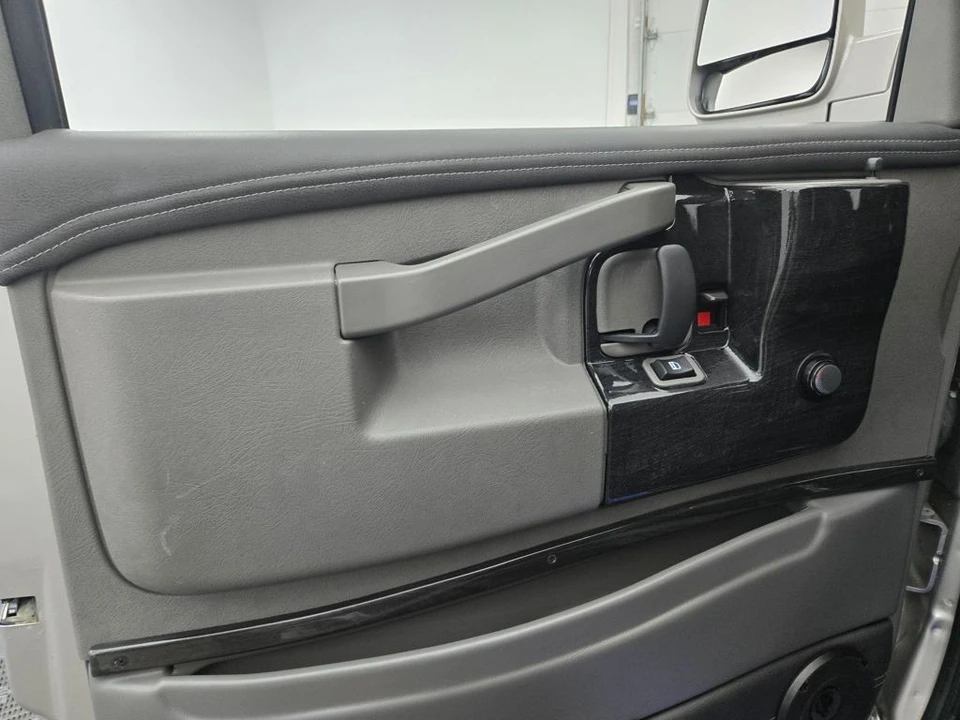 2023 GMC Savana - Image 15 of 21