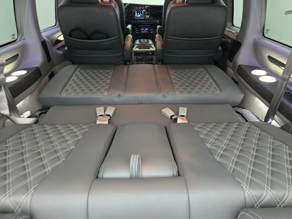 2023 GMC Savana - Image 8 of 21