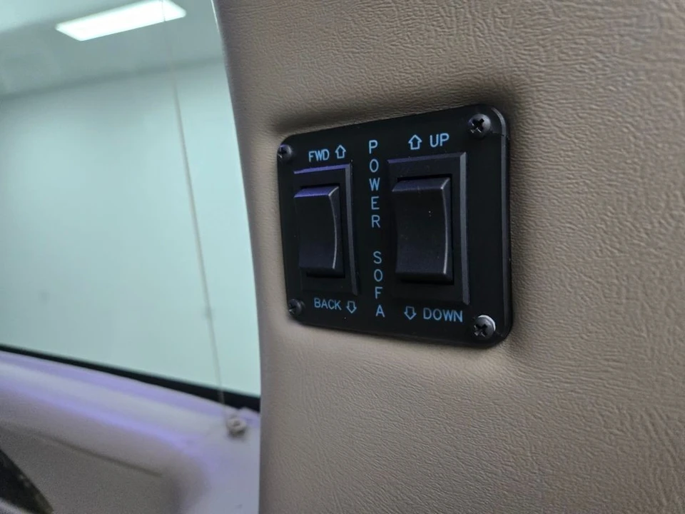 2023 GMC Savana - Image 7 of 21