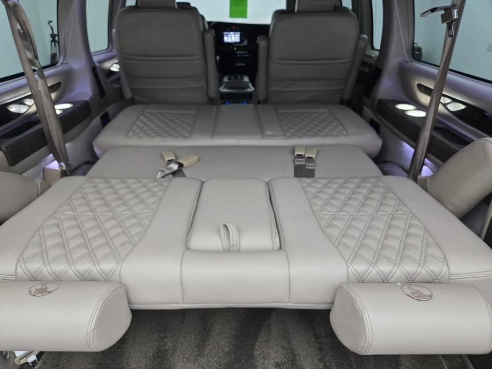 2023 GMC Savana - Image 8 of 21