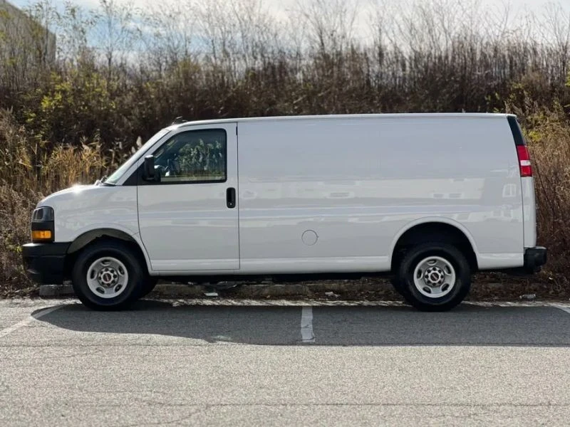 2023 GMC Savana - Image 5 of 12