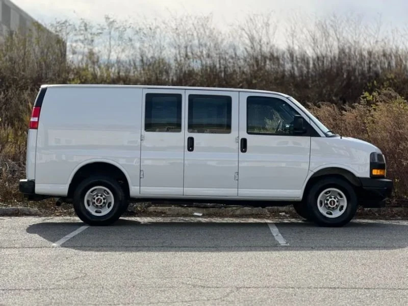 2023 GMC Savana - Image 9 of 12