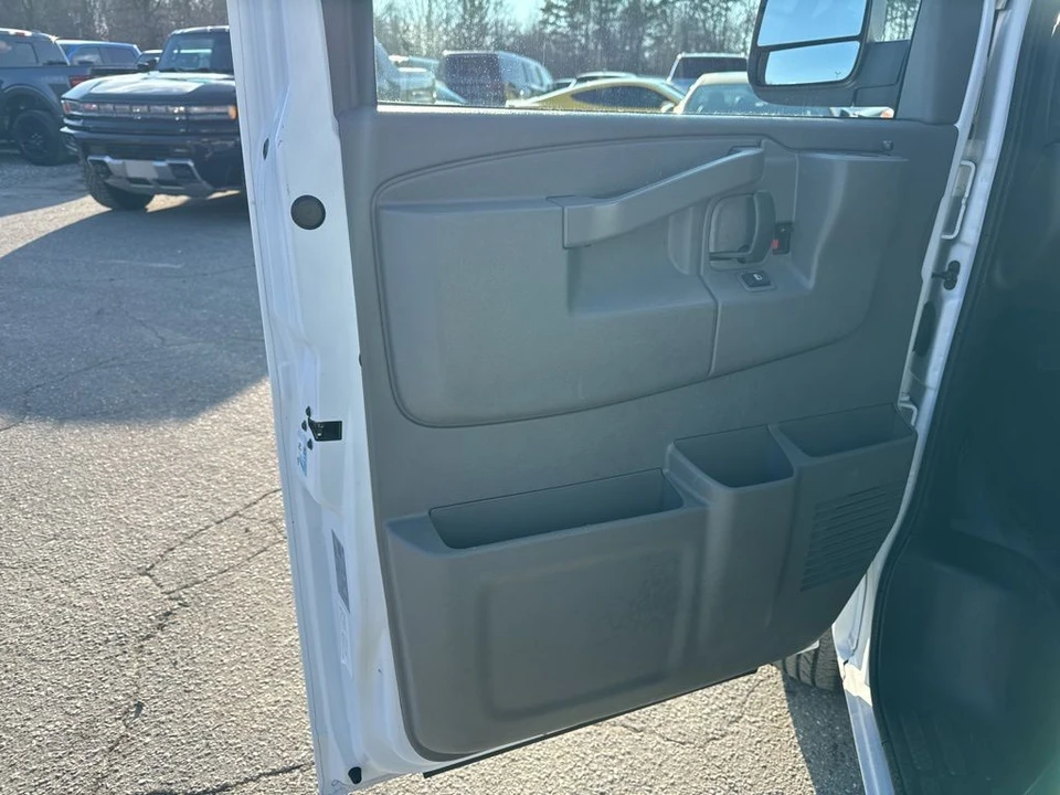 2023 GMC Savana - Image 18 of 21