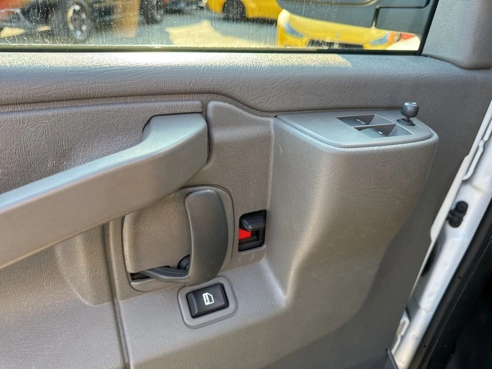2023 GMC Savana - Image 19 of 21