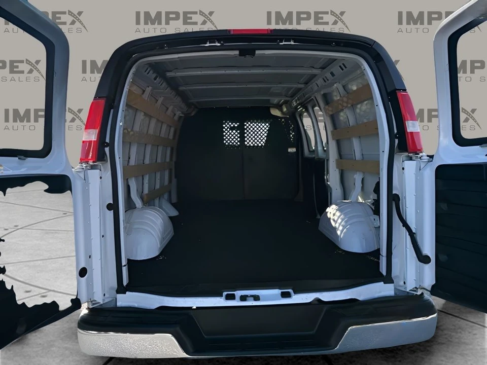 2023 GMC Savana - Image 21 of 21