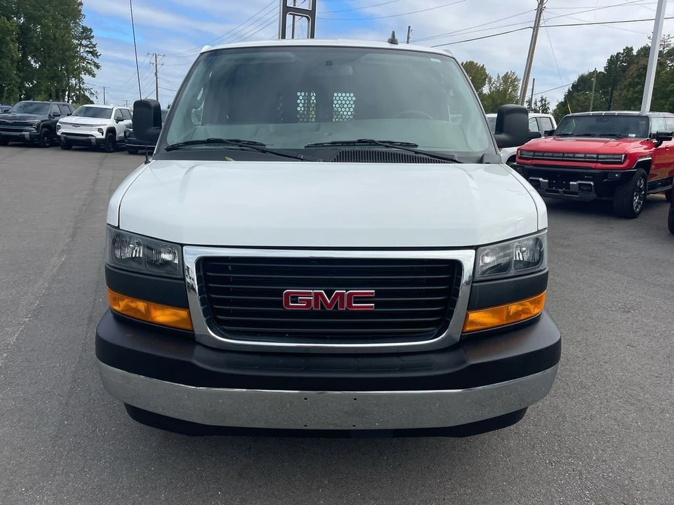 2023 GMC Savana - Image 8 of 21