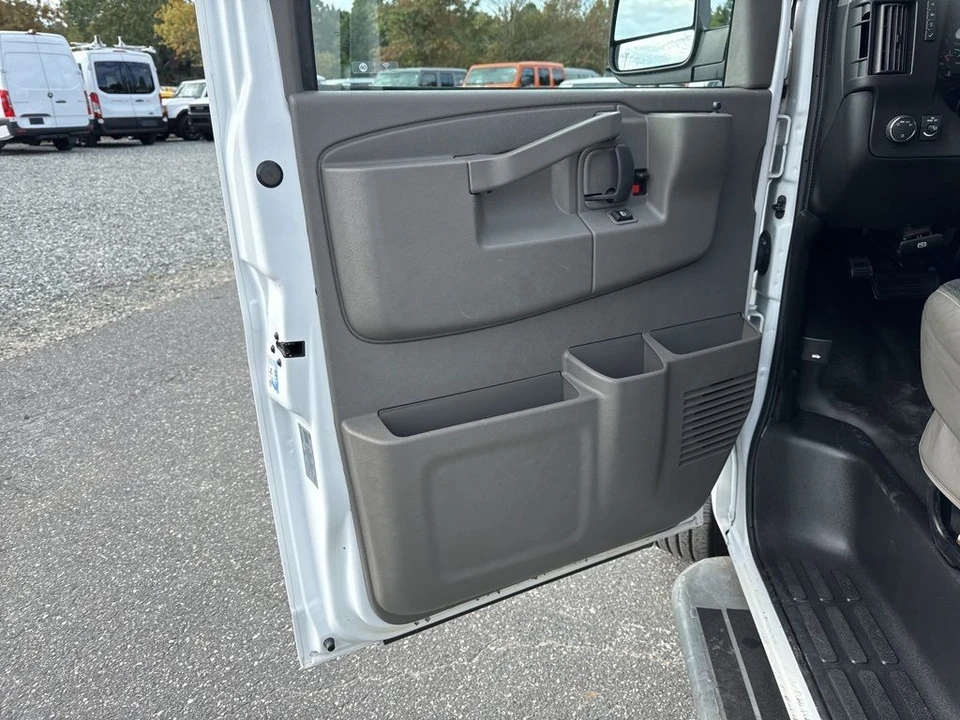 2023 GMC Savana - Image 18 of 21